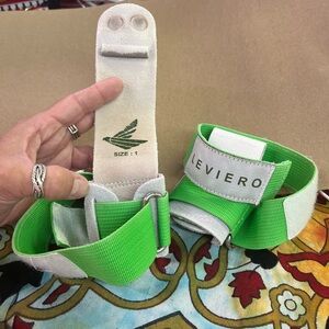 Leviero Green Kids Wrist Support Straps